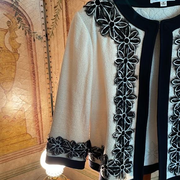 ST. JOHN Women’s Knit Cream Black Embroidered Trim Jacket Size 12 - Picture 4 of 16